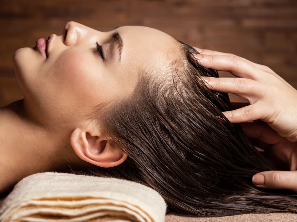 masseur-doing-massage-head-hair-woman-spa-salon (1)