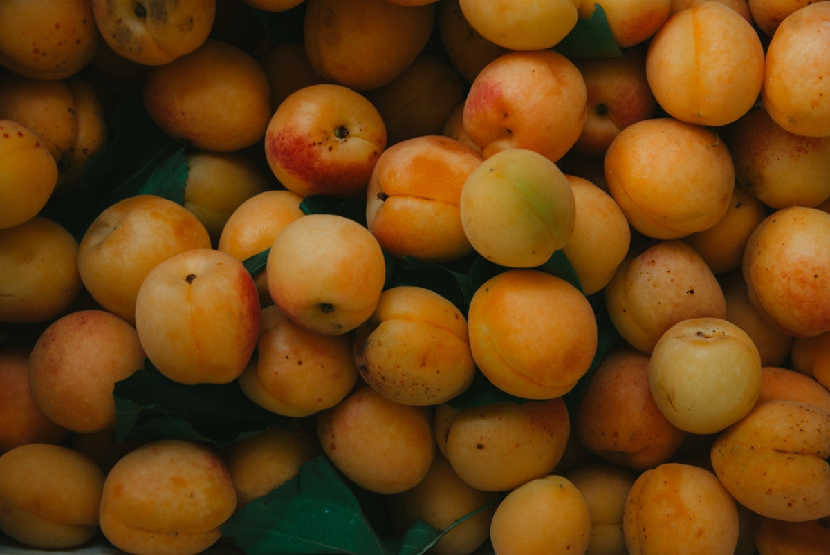A close up of a bunch of peaches